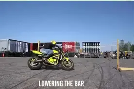 骑士也要低头的摩托车漂移过杆视频封面