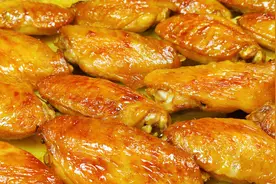 在家烤鸡翅，这个做法真是一绝，简单几步，表皮焦脆肉质鲜嫩超香