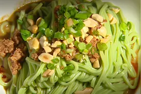 麻辣鲜香的四川担担面，学会这招在家也能做！| 大厨教你做视频封面
