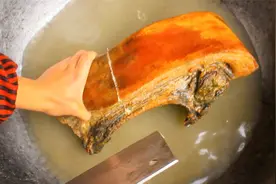 女友做的腊排骨有一手，不放任何调料，简单美味香气四溢视频封面