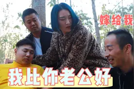 搞笑段子剧：小伙醉酒不敢回家，朋友给出了一个好主意！视频封面