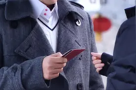 租个女友回家过年：嫂子给小叔一个红包 小叔子一看直接泪崩视频封面