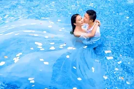 拍水里的婚纱照一定要去海边？在泳池拍的婚纱照更像是水中仙子视频封面