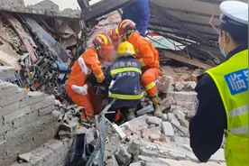 漯河一大货车撞倒路边民房致其倒塌，货车被埋碎砖下，司机被困