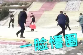 小宝宝回到姥姥家，8个舅舅围绕着，宝宝一脸懵圈，画面太搞笑了视频封面