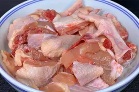 炖鸡肉时，不要直接下锅炖，大厨教你几个技巧，鸡肉鲜嫩入味不腥视频封面