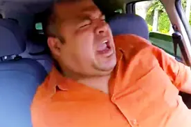 巴西恶搞-坏老头让路人帮忙启车-路人却被电的嗷嗷的视频封面