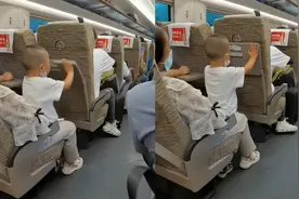 小孩高铁上推桌板拍打前座吵闹 拍摄者：被制止后还不停闹腾视频封面