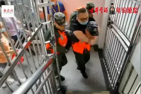 歙县二中考点一考生受伤 武警官兵接力背其进考场视频封面