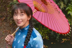 可爱VS性感，林志玲与周冬雨同台，嗲嗲一句“萌萌站起来”封神视频封面