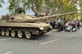 高校内一台坦克霸气驶过 同学围观直呼见怪不怪:这比招生简章管用视频封面