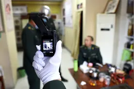 审讯视频曝光！福建一男子着现役军装，自称营长交友被查处视频封面