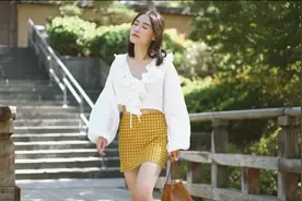 穿搭教程：白色荷叶领长衬，搭配黄色格子半裙，穿出了夏天的味道视频封面
