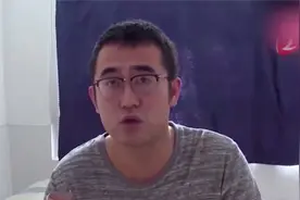 骑电动车撞石墩！青岛男子腰部骨折，怒索赔：施工方应该担责视频封面