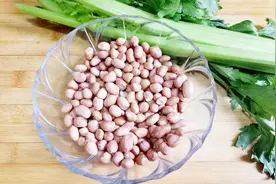 芹菜和花生米搭配着吃，爽口开胃，做法简单，讲解很详细。