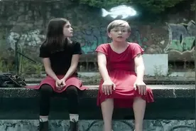 天使来到人间，把一个小男孩变成女孩，最后还穿上了裙子视频封面
