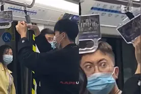 男子乘地铁手卡在吊环上 一连坐过数站 努力挣脱过程被网友拍下视频封面