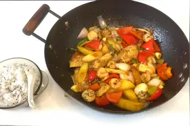 教你做超好吃的虾仁鸡翅干锅视频封面