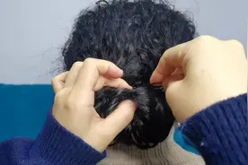 妈妈头发又多又卷这样盘起来，干净利索，发型很好扎视频封面