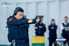 特警瞄准目标，快速射击，看枪法如何视频封面