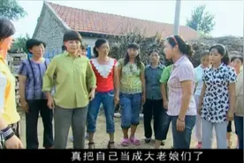 女人不哭：村花和泼妇吵架，骂人都不带脏字，全村人都来看热闹了视频封面