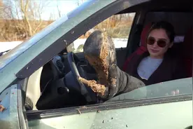 俄罗斯女孩卡壳视频，汽车陷入泥潭。视频封面