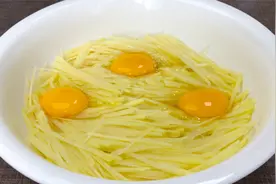 万万没想到，土豆丝里加入鸡蛋，出锅这么好吃，营养又美味视频封面