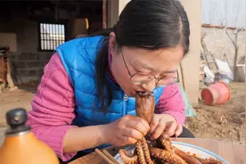 爆头两斤重的大八爪鱼！大梅一口下去墨汁瞬间染黑嘴巴！太搞笑了视频封面