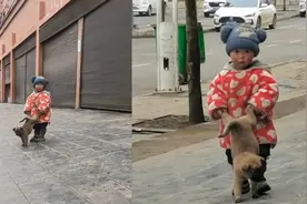 狗都嫌的年纪！萌娃带“小伙伴”上街玩耍，下一秒直接将狗子倒拎视频封面
