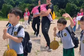 学校组织春游家长给孩子自由搭配水果，5岁萌娃手拎榴莲就来了视频封面