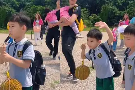 学校组织春游家长给孩子自由搭配水果，5岁萌娃手拎榴莲就来了视频封面