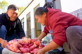 胖妹挖30斤红薯，花6个小时磨成粉，做了啥美食？婆婆都边吃边夸视频封面