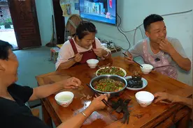 做一盘豆子烧鸭子犒劳媳妇，幸福莫过于厨房有烟火，而家也有温度