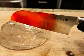 1000℃钢刀VS液体玻璃，到底会发生什么？网友：和切豆腐一样！视频封面