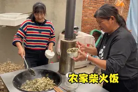地锅做的柴火饭你能吃几碗？今天婆媳俩做酸辣菜焖米饭，真香视频封面