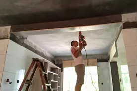 客厅与餐厅之间有根20公分的横梁，师傅这样处理，吊顶就完美了视频封面
