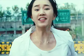你一定不知道一个母亲，
为了保护孩子 都能做出什么来视频封面