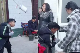 弟弟院内苦练摇摆躲避，自以为练成找姐姐实测，结果几下就被打哭视频封面