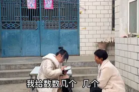 妈妈的快递到了，让莎莎给她拿去，莎莎一看手机一共七个快递视频封面