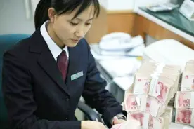 一万和2个五千在银行各存一年，哪个利息更多？现在看到还不晚！视频封面