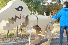 日本小伙用纸板做了一个超酷的霸王龙，一步步教你做。