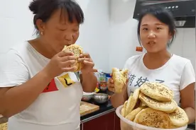 小杨在家跟婆婆学打烧饼，掌握两个技巧，个个酥脆掉渣，超好吃！视频封面