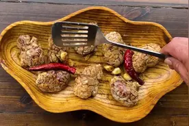 大叔油炸牛脑花！辣椒香菜一撒，香而不腻，余味无穷