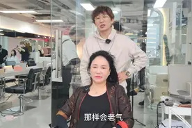 头发又毛又炸加上常年扎起来，被发型师大胆改造后，阿姨秒变小姨