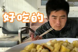 农村地锅炒馍花，4个鸡蛋4个馒头，做法超简单，夜宵零食首选！