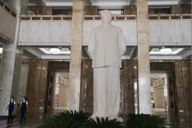 毛主席全身白色塑像逼真，就像本人站在你面前，让人敬仰视频封面