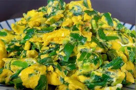 韭菜炒鸡蛋这样炒才好吃，韭菜翠绿不出水，也不塞牙，鸡蛋软又嫩