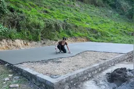 大表姐还会画图纸，制作混凝土地基和砖头，深山建造小木屋