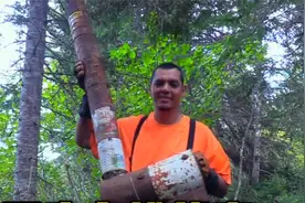 300万野外生存挑战，菜鸟捡到物资专心打装备，女兵夜晚遇熊瞎子视频封面