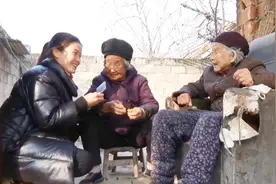 小静3000元驾照考到手，开心的给96岁奶奶看，奶奶却关心花谁的钱